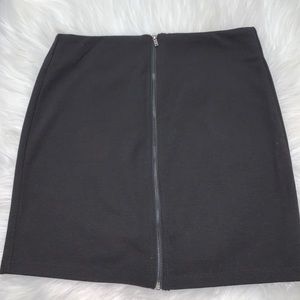 Front zipper black skirt